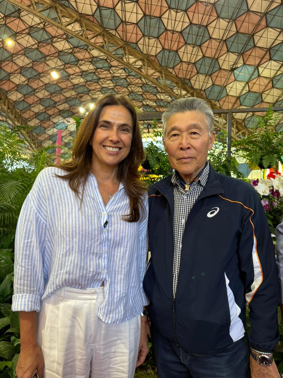 La foto de rigor junto a Tetsuya Hirose, presidente de la Fiesta de la Flor.